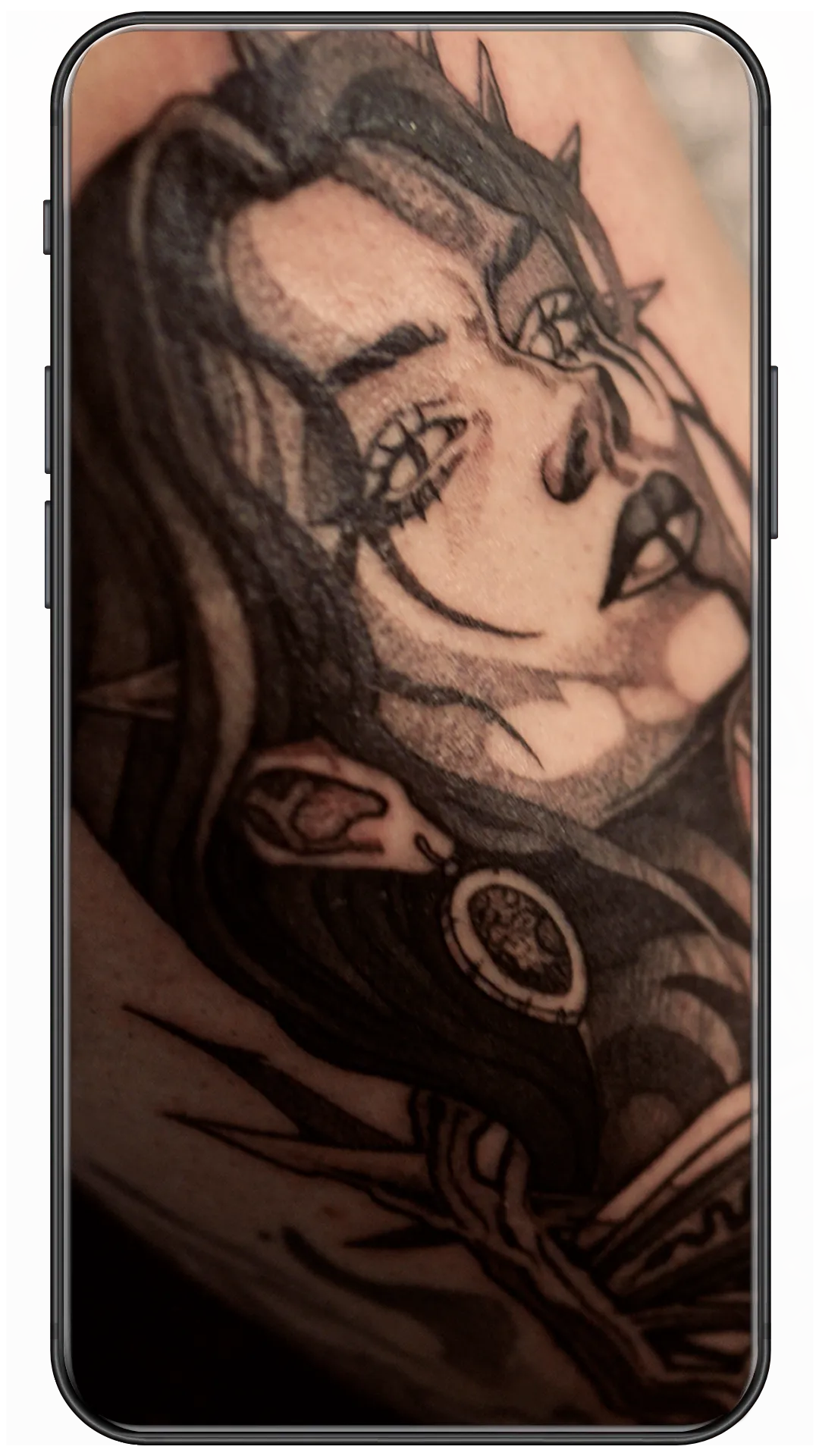 Detaillierte Nahaufnahme eines frisch gestochenen, kunstvollen Tattoos auf der Haut – Dokumentares Social Media Storytelling und vertikaler Video-Content für Handwerksbetriebe und Studios in Stuttgart.